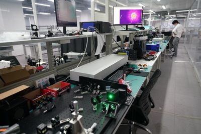 重慶智能科技新突破 兩江新區(qū)首款超快激光產(chǎn)品實現(xiàn)小批量試產(chǎn)